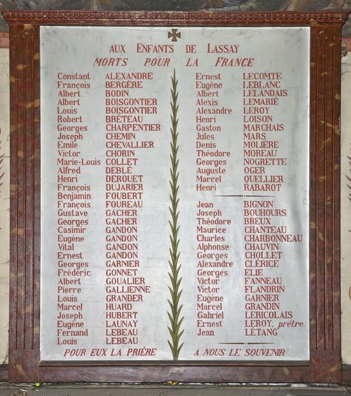 Monument aux morts, église paroissiale Saint-Fraimbault de Lassay-les-Châteaux