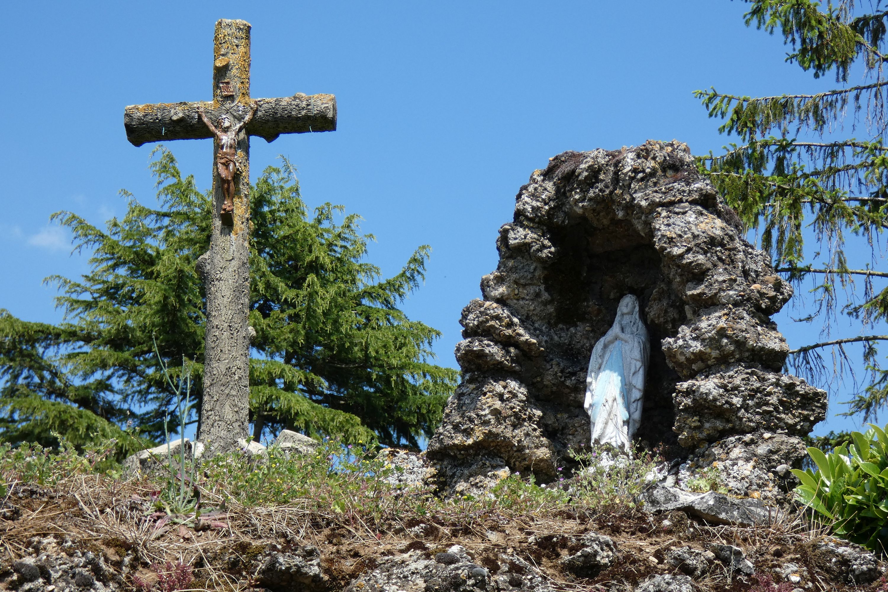 Croix de chemin et grotte de Lourdes, rue de la Doue