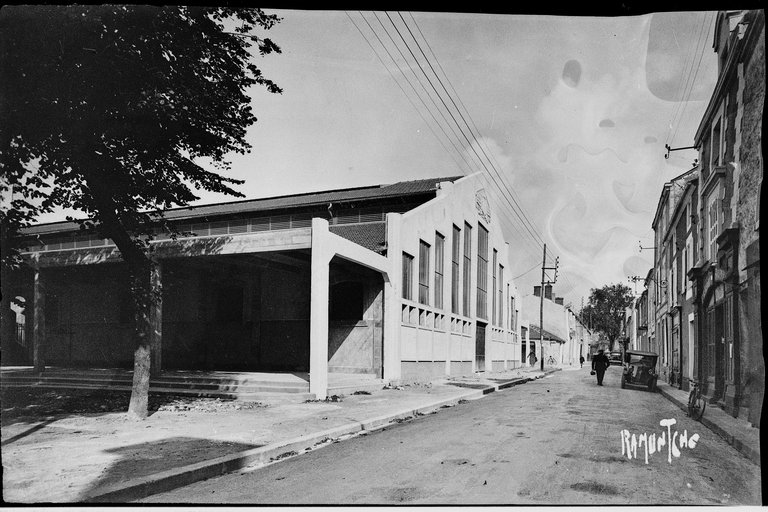 Halle : boucherie poissonnerie, rue Victor-Hugo