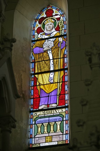 Ensemble de 3 verrières à personnages : saint Martin, saint Pierre, saint Paul, et de 2 verrières historiées : messe de saint Martin, charité de saint Martin (baies 0 à 4) - Église paroissiale Saint-Martin, Montflours