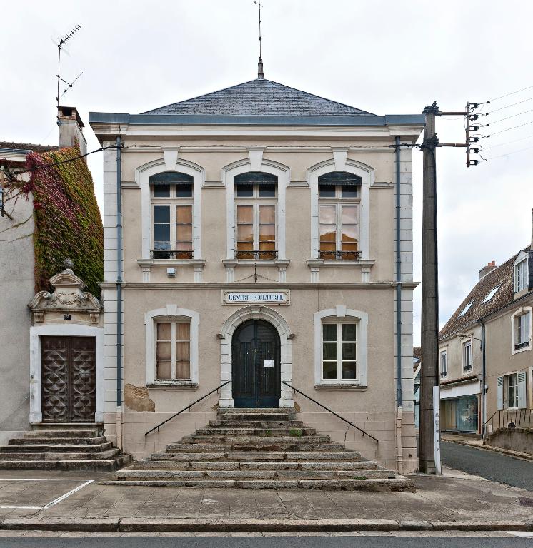 Chapelle castrale Saint-Nicolas puis hôtel de ville et salle de spectacle de Bonnétable.