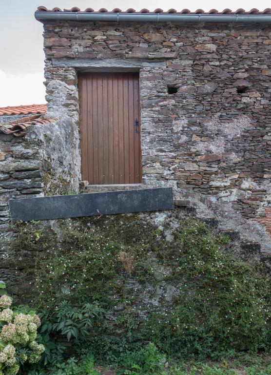 Corniche de pierre au-dessus d'une porte. Pé de Sèvre, Le Pallet, cadastre 2018, BM 01-473.