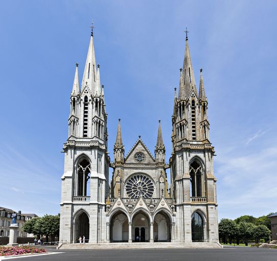 Basilique Notre-Dame - rue Notre-Dame, Pontmain