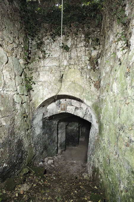 Abri troglodytique à usage de dépendances, dont un four, 13 rue Saint-Lazare, Fontevraud-l'Abbaye