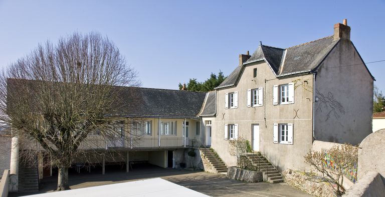 Ecole-mairie, actuellement école primaire, 18 rue du Coteau