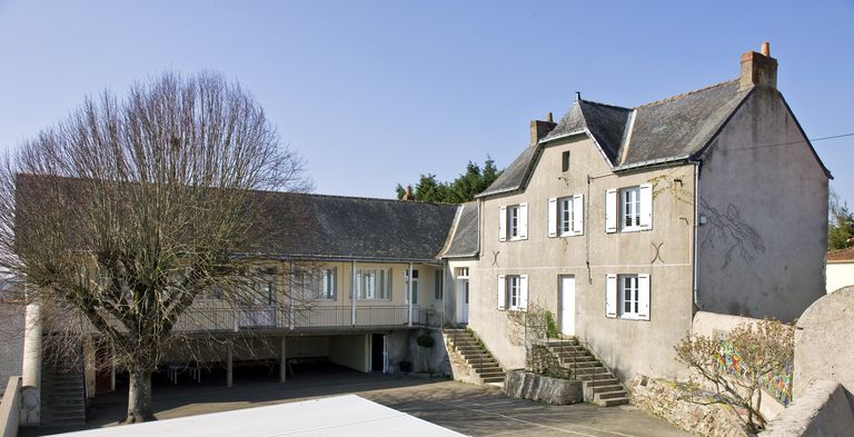 Ecole-mairie, actuellement école primaire, 18 rue du Coteau