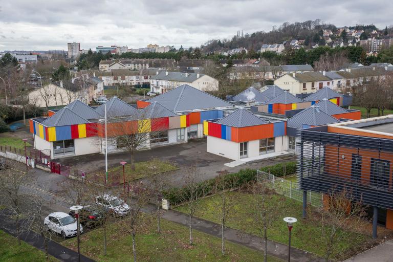 Vue de l'école Henri-Wallon depuis le toit de l'immeuble voisin.