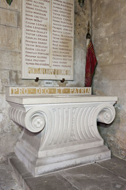 Monument aux morts, église paroissiale Saint-Aubin de Bazouges-sur-le-Loir