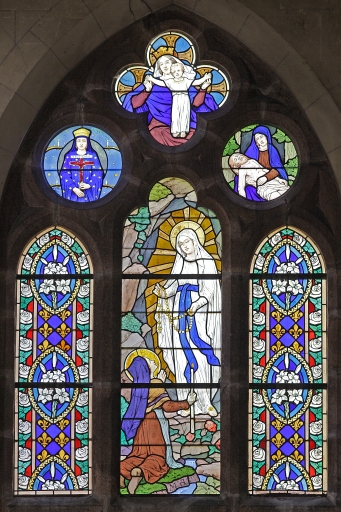 Ensemble de 2 verrières historiées : apparition de la Vierge à Lourdes, apparition du Sacré-Cœur à sainte Marguerite-Marie Alacoque (baies 9 et 10) - Église paroissiale Saint-Georges, Villaines-la-Juhel