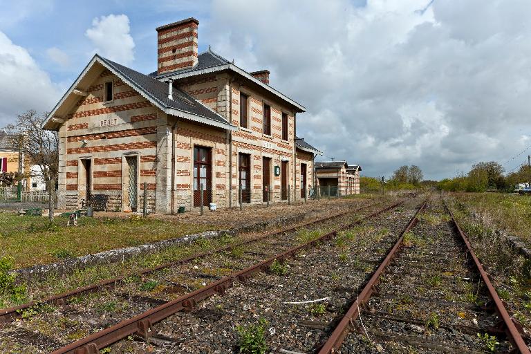 Gare de Benet, actuellement maison, maison de garde-barrière et halle aux marchandises