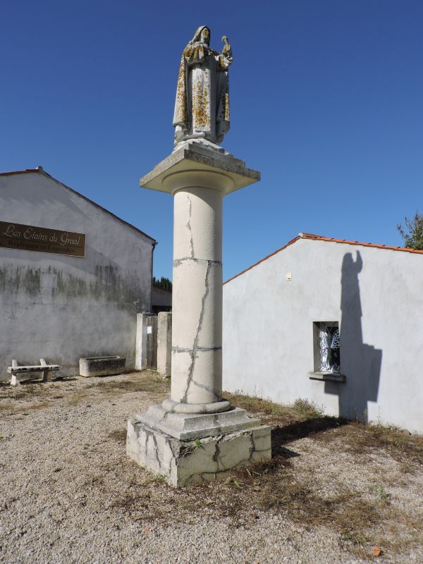 Statue monumentale de sainte Thérèse de Lisieux