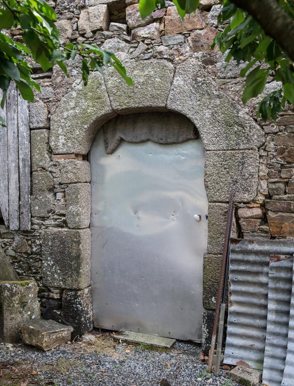 Porte en blocs de granite grossièrement taillés en arc anse-de-panier. La Grande Brosse, Vieillevigne.