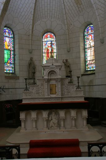 Trois autels et deux statues : Vierge à l'Enfant, saint Joseph