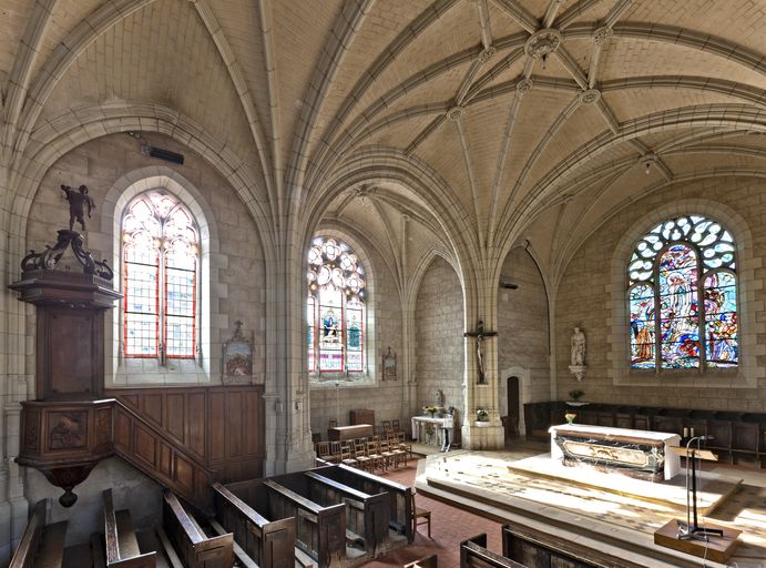 Monument aux morts, église paroissiale Saint-Hilaire d'Étriché