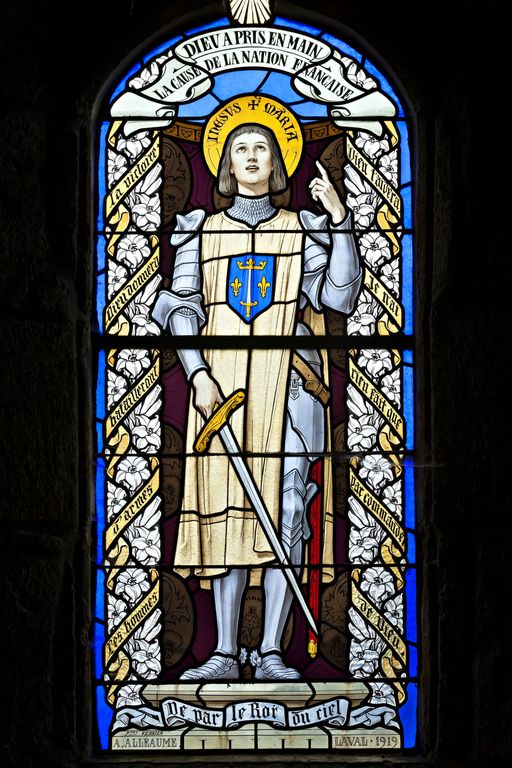 Ensemble d'une verrière commémorative de la guerre 1914-1918 et d'une verrière à personnage : sainte Jeanne d'Arc (baies 9 et 10)