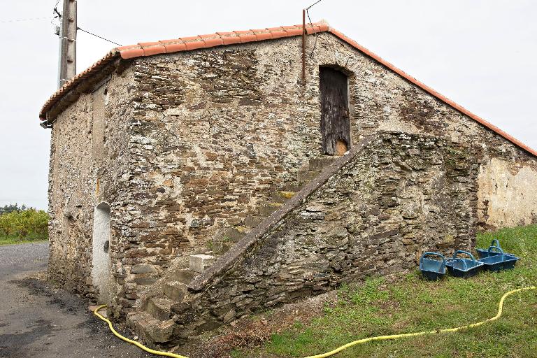 Maison remaniée au 19e siècle avec cellier en rez-de-chaussée et habitation à l'étage, D01-317, cadastre 2018.