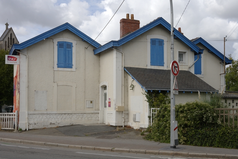 Passage à niveau ; maison de garde-barrière puis gare Nantes-Doulon
