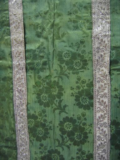 Ornement vert n° 5 : chasuble, étole, manipule, bourse de corporal, voile de calice, pale