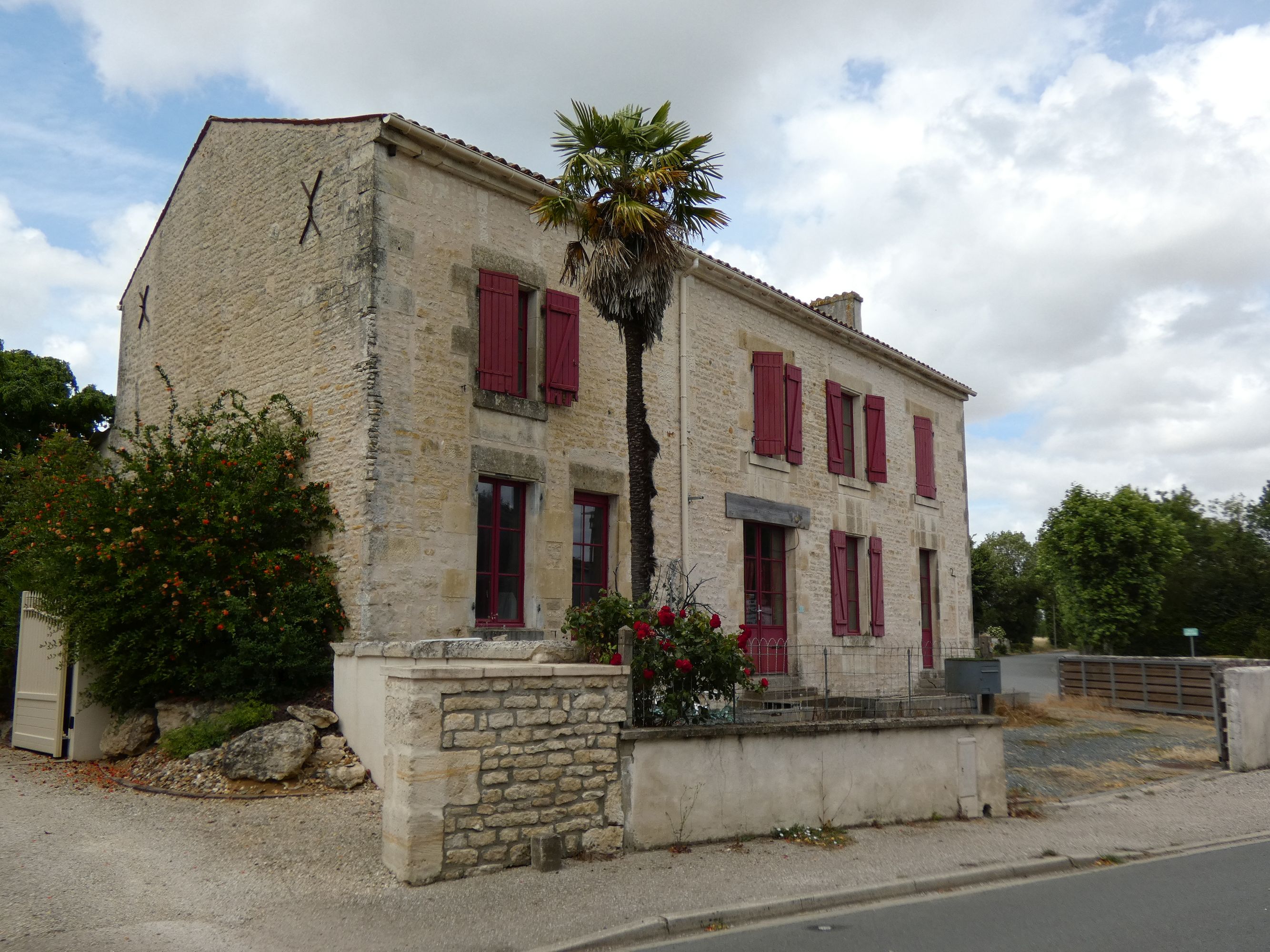 Hôtel, magasin de commerce, maison, 17 route de Benet