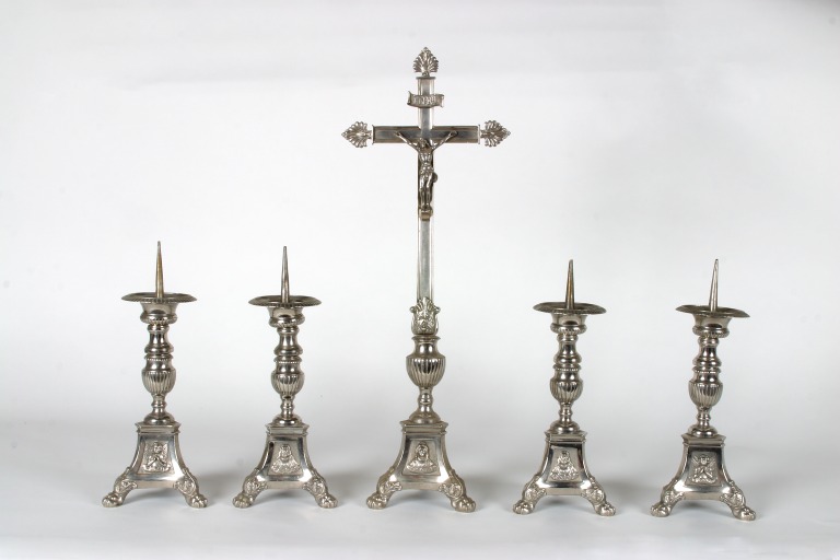 Ensemble de 2 garnitures d'autel : 2 croix d'autel et 8 chandeliers d'autel - Église paroissiale Saint-Jean-Baptiste, Saint-Jean-sur-Erve