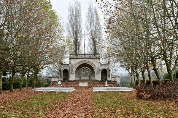 Calvaire, chapelle de plein-air et monument aux morts