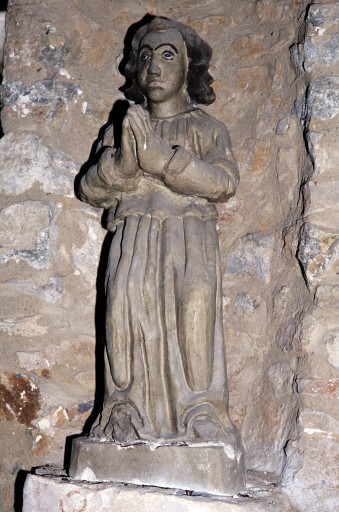 Statue : homme en prière dit saint Symphorien - Chapelle Saint-Pierre, Saulges