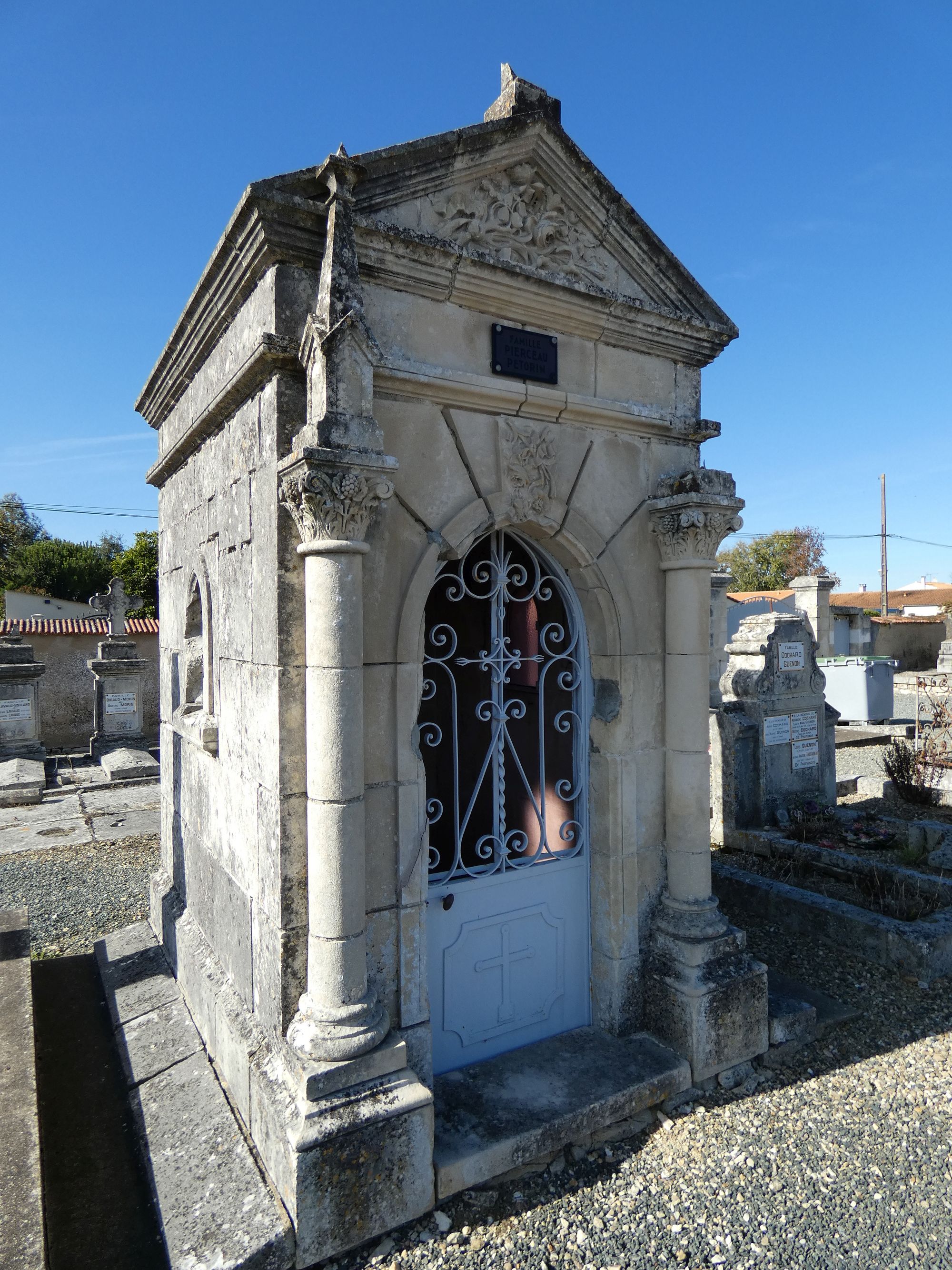 Chapelle funéraire de la famille Pierceau-Pétorin