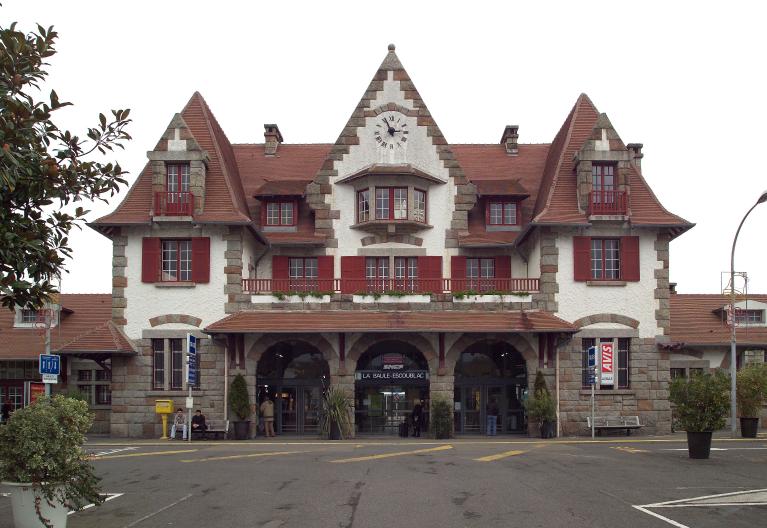 Gare de voyageurs dite Gare de la Baule-Escoublac, place Rhin et Danube