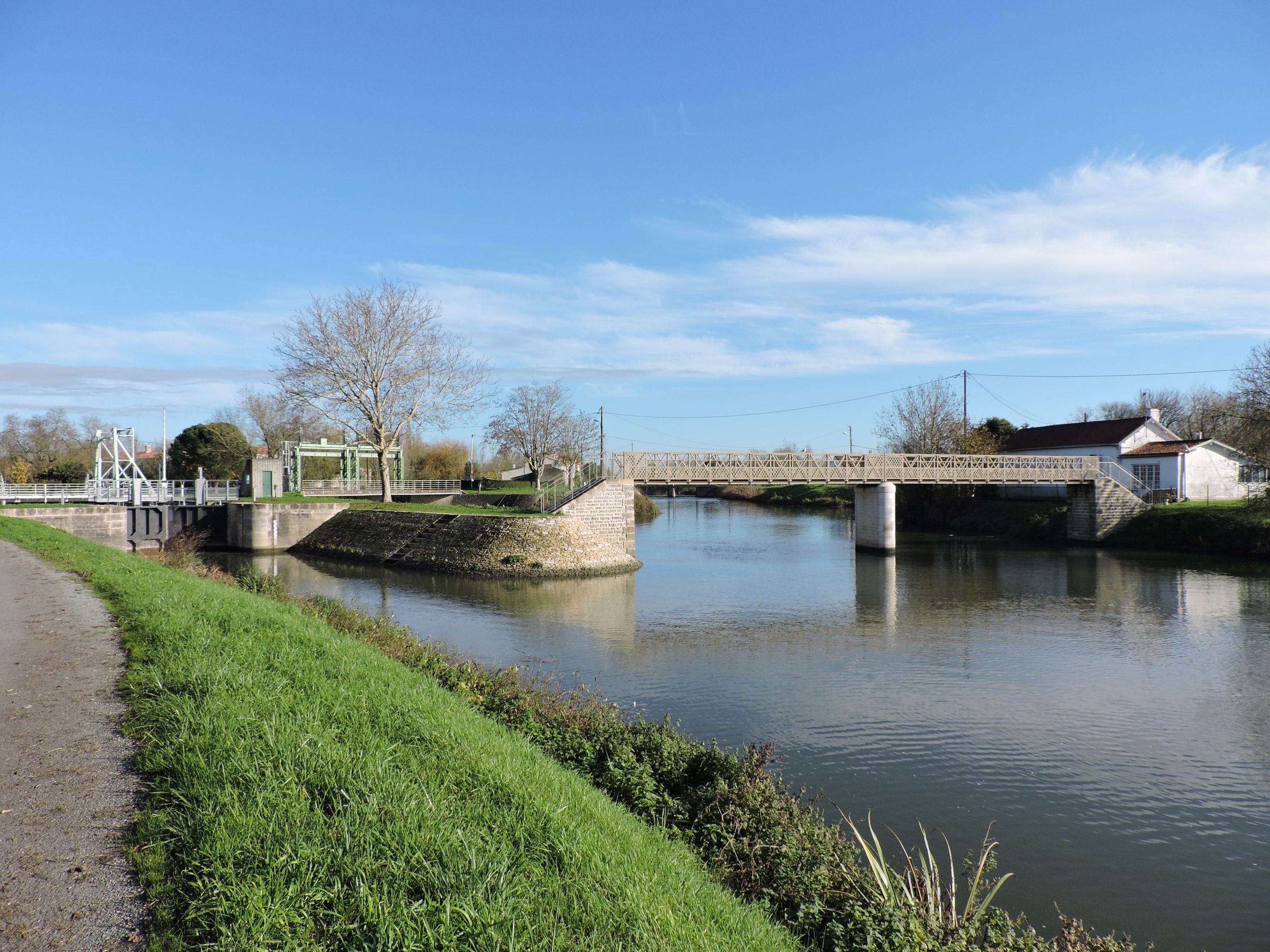 Hameau et site d'écluse de Bazoin