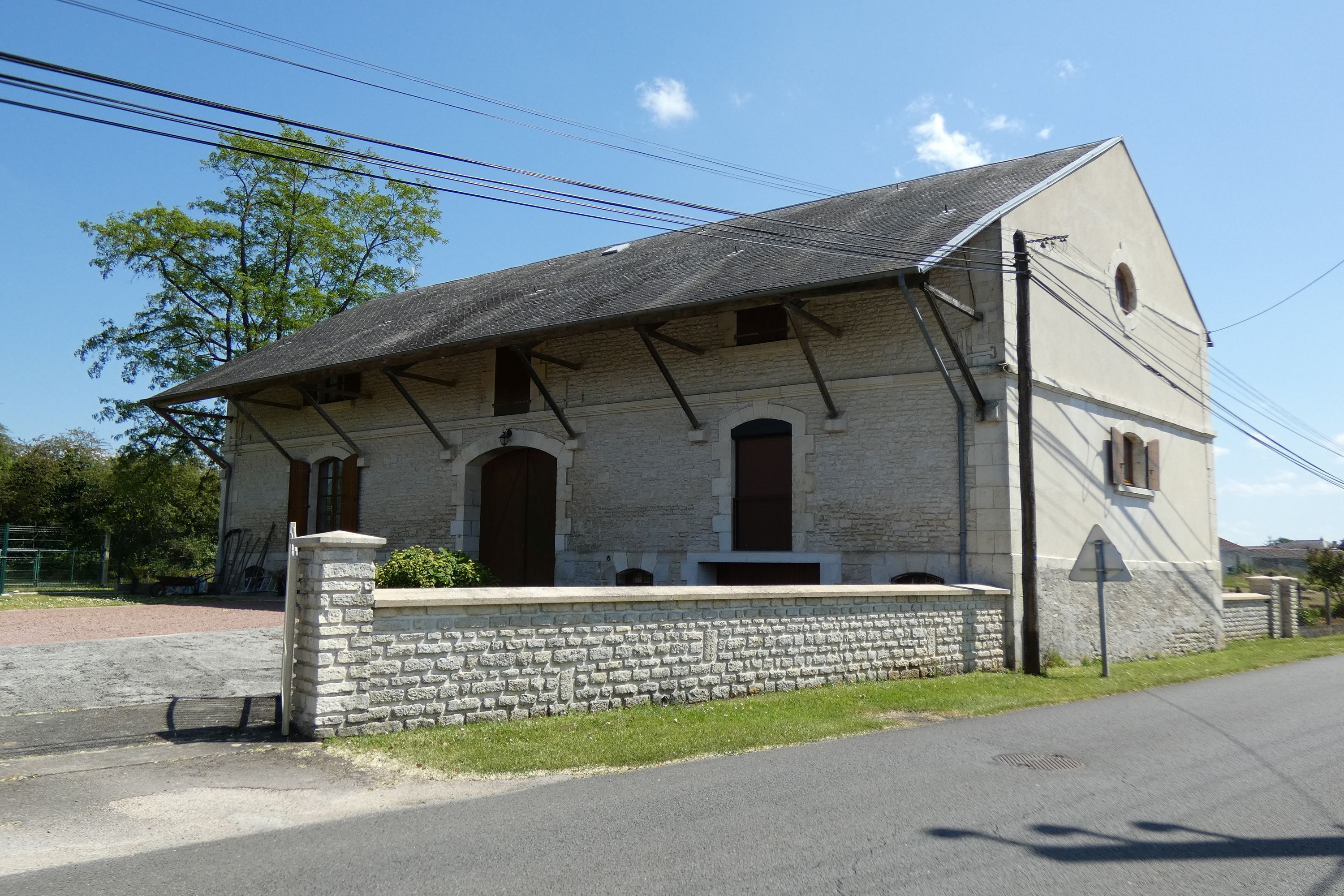 Gare de Benet, actuellement maison, maison de garde-barrière et halle aux marchandises