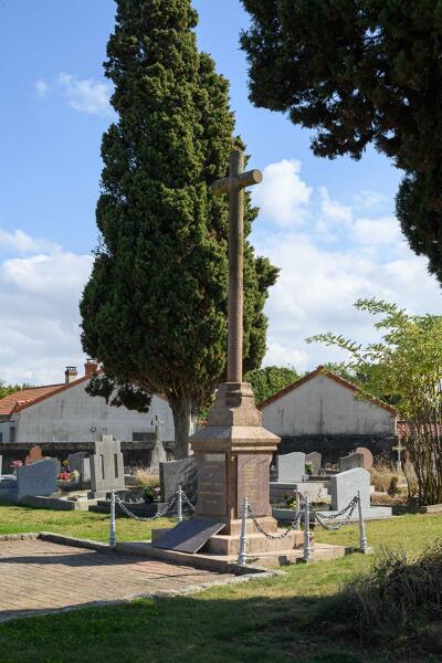 Croix de cimetière ; monument aux morts de Saint-Laurent-du-Mottay