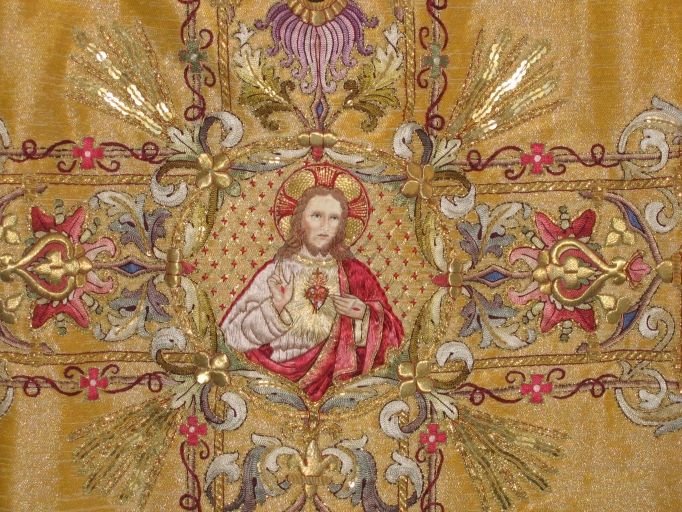 Ornement doré n° 5 : chasuble, étole, manipule, voile de calice, bourse de corporal