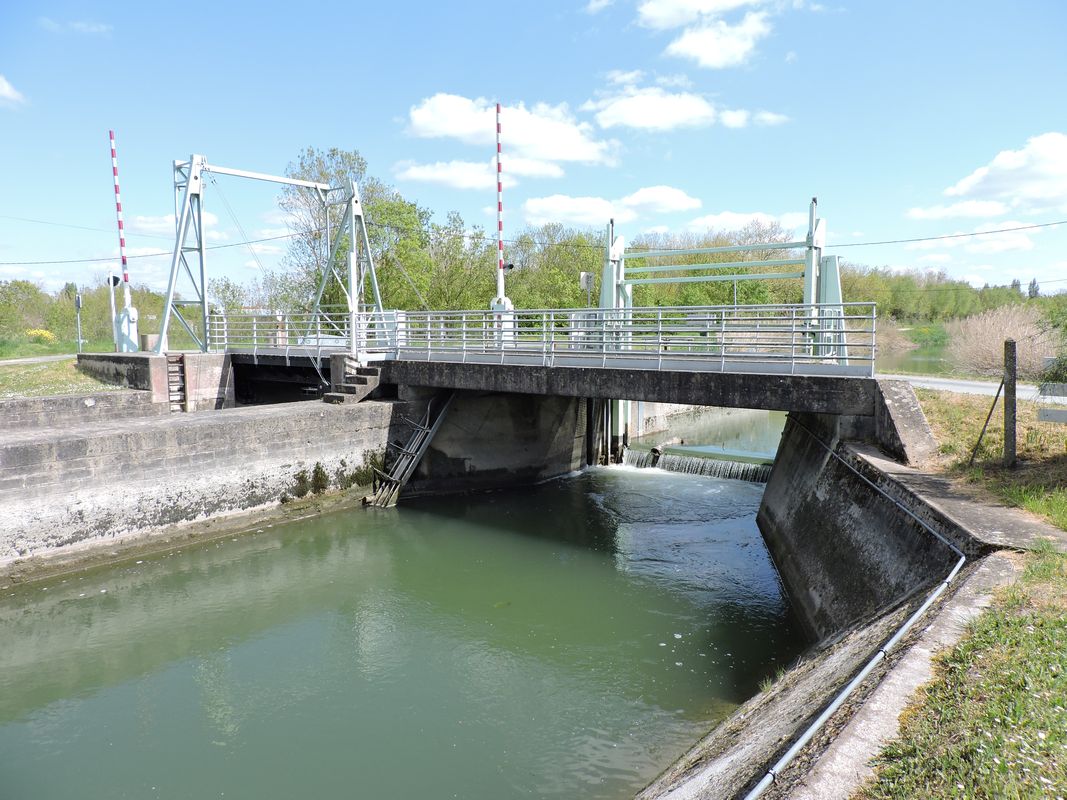 Barrage éclusé du canal du Mignon