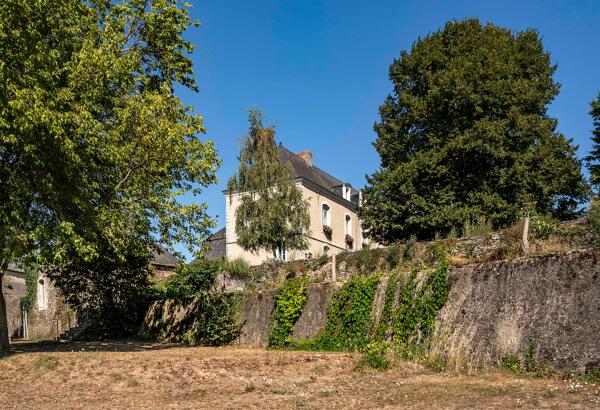 Prieuré-cure puis presbytère, actuellement mairie