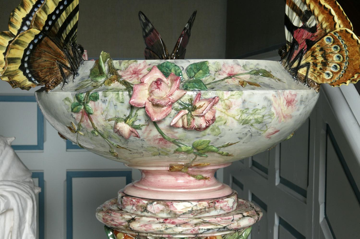 Cache-pot et porte-cache-pot : Flamant rose et papillons, Hôtel de VIlle