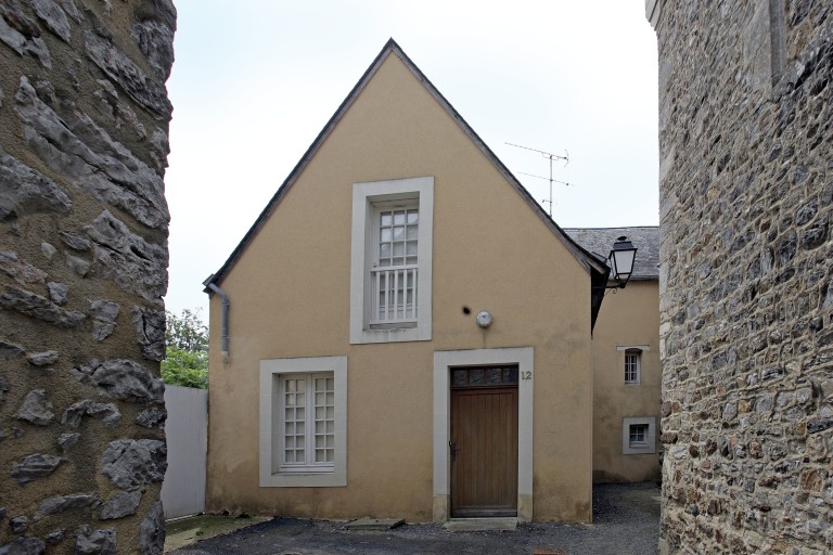 Maison dite le Petit-Presbytère ou la Petite-Haie, puis mairie-école de garçons, actuellement maison - 12 rue des Deux-Églises, Saulges