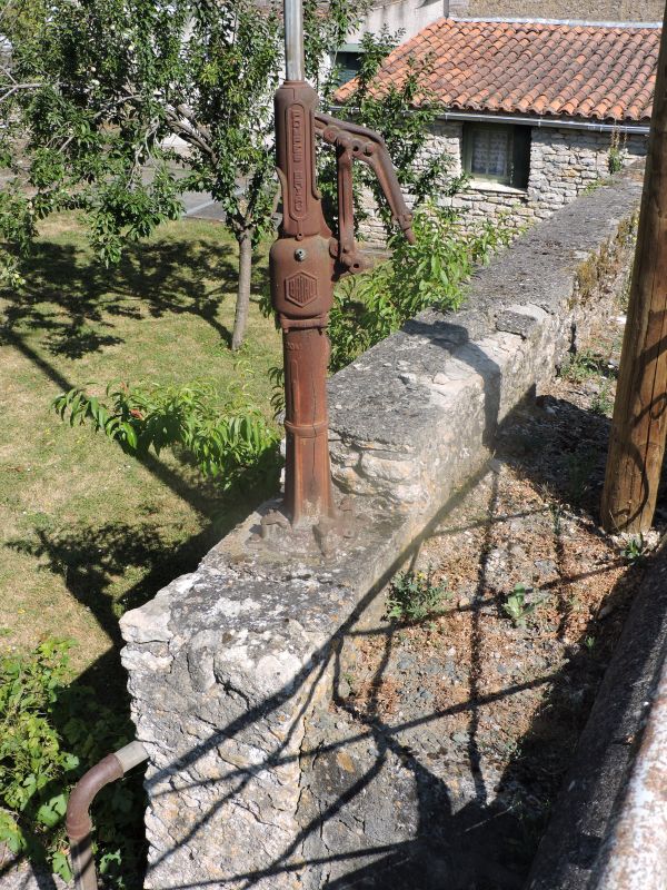 Pompe à eau ; le Pont de Vix, 16 rue du Pont de Vix