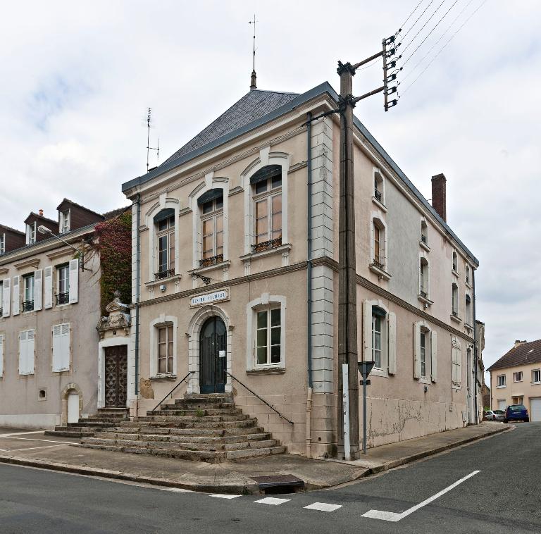 Chapelle castrale Saint-Nicolas puis hôtel de ville et salle de spectacle de Bonnétable.