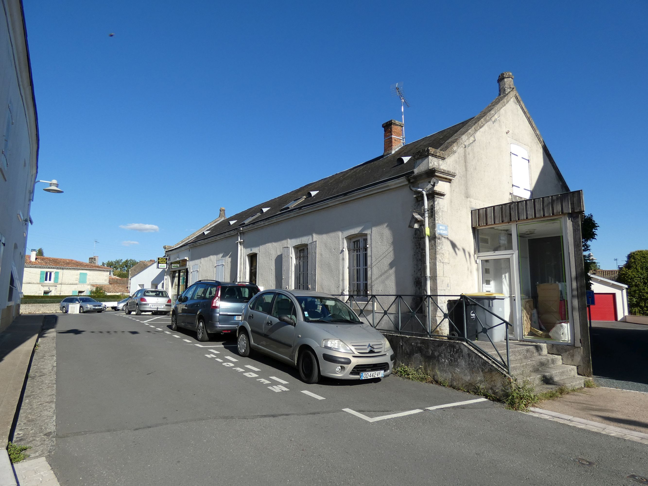 Ecole primaire publique de filles, puis bureau de poste, actuellement maison et magasin de commerce, 4 rue de la Poste