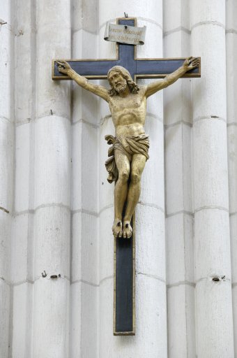 Statue : Christ en croix (n° 3)
