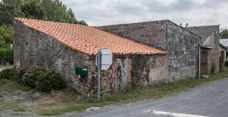 Alignement de bâtiments remaniés. La Paudière, Gorges, cadastre 2018, E 02-407, 408 et 409.