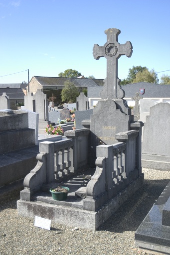 Tombeau de la famille Portier-Guyard, cimetière de Vaiges