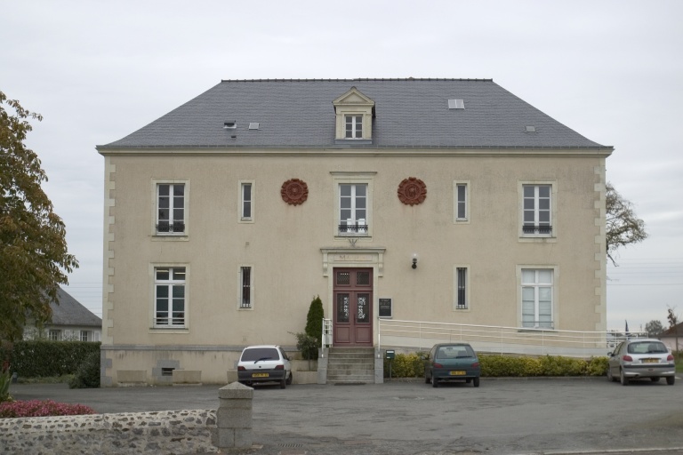 Maison du Perray, puis presbytère, puis mairie, bibliothèque et garderie d'enfants, 12 route du Mans, 1 route de la Bazouge