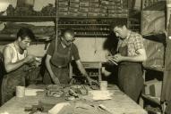 En 1959, de gauche à droite : Jacques Poupelin, Gaston Poupelin et un ouvrier, M. Fabarez.