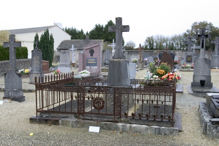 Tombeau de la famille Eveillard, cimetière de Vaiges